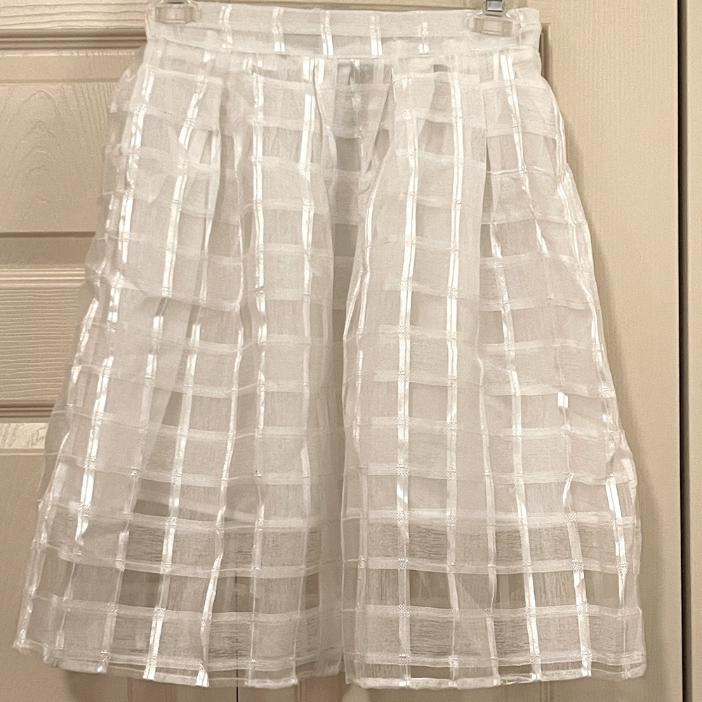 NWOT- Women's & Junior's White Geometric Skirt SIZE: L.